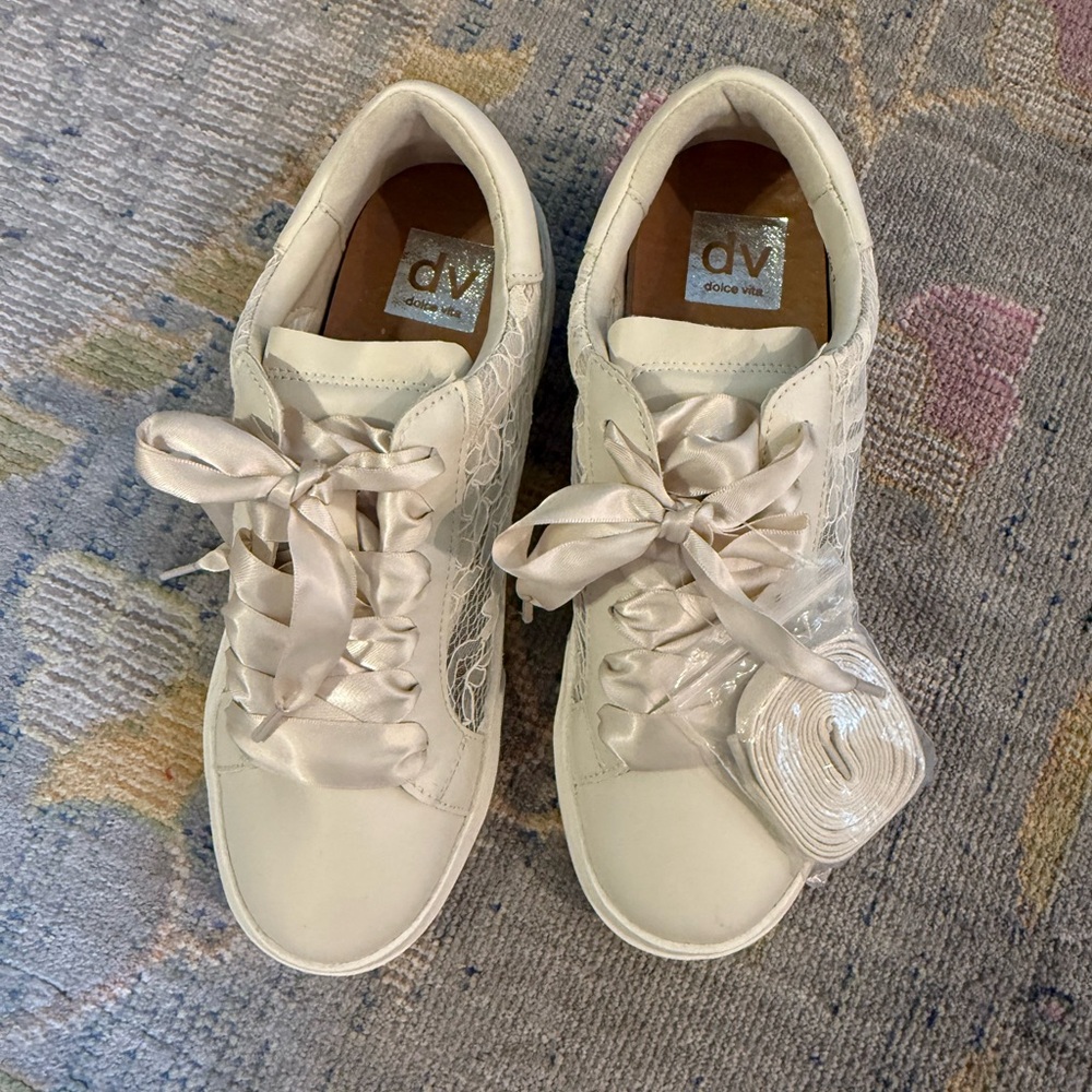 Dolce Vita Ivory Satin Lace Women's Sneakers 7.5 - Picture 4 of 8